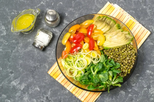 Вегетарианский ланч с бобами и свежими овощами — стоковое фото