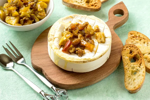 Запечений сир камамбер з яблучним чатні — стокове фото