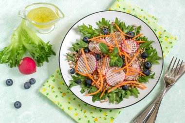 Buğday, sebze ve blueberr vitamini vejetaryen salatası
