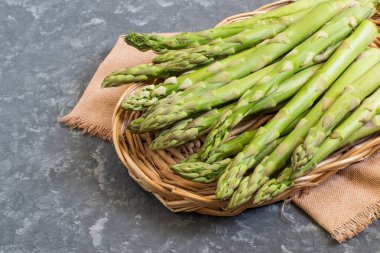 Taze yeşil kuşkonmaz septte 