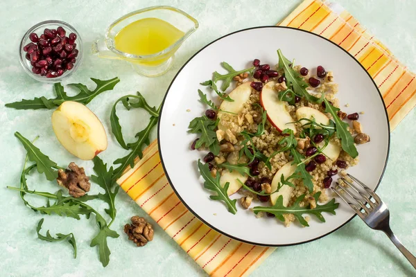 Витаминный вегетарианский салат с квиноа, фруктами и орехами — стоковое фото