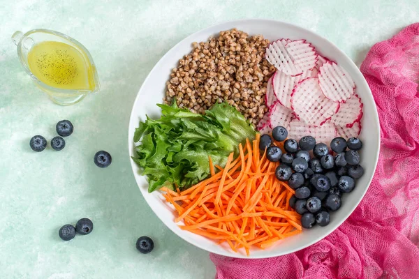 Витаминный вегетарианский салат с гречкой, овощами и голубикой — стоковое фото