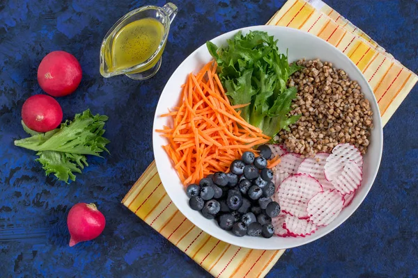 Вітамінний вегетаріанський салат з гречкою, овочами та чорницею — стокове фото