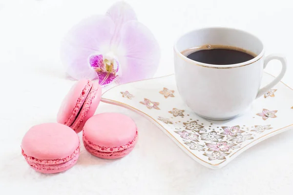 Рожеві макаруни і чашка кави — стокове фото
