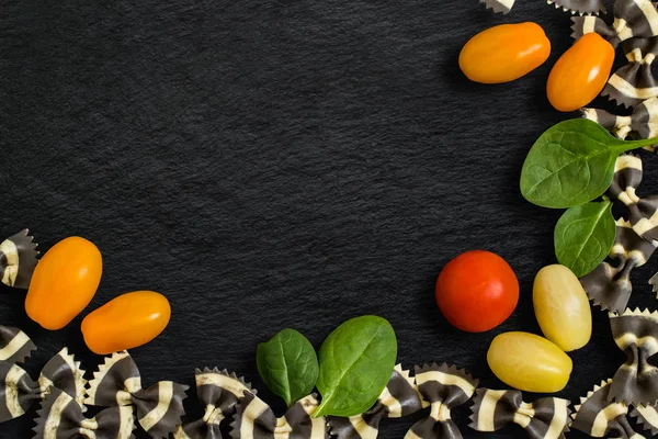 Massas farfalle bicolor, tomates cereja e espinafre — Fotografia de Stock