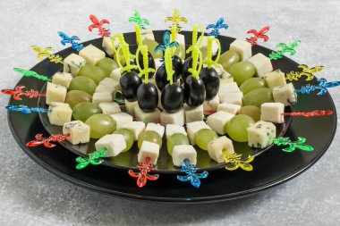 İki çeşit peynir ve üzüm ile kanepe 