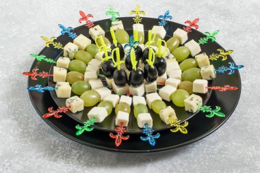 İki çeşit peynir ve üzüm ile kanepe 