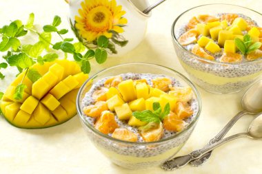 Chia puding ile Hindistan cevizi sütü, mango ve mandarin 