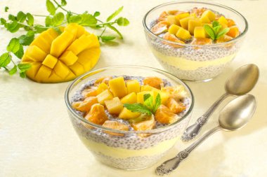 Chia puding ile Hindistan cevizi sütü, mango ve mandarin 