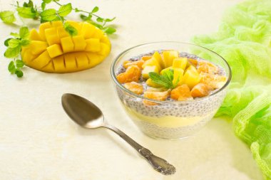 Chia puding ile Hindistan cevizi sütü, mango ve mandarin 