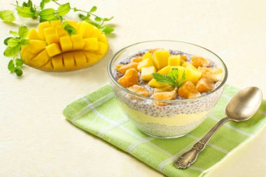 Chia puding ile Hindistan cevizi sütü, mango ve mandarin 