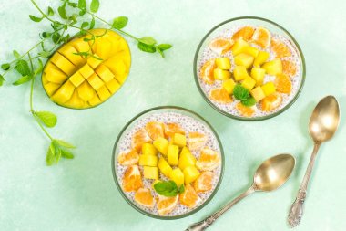 Chia puding ile Hindistan cevizi sütü, mango ve mandarin 