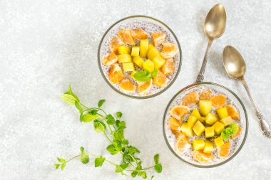 Chia puding ile Hindistan cevizi sütü, mango ve mandarin 