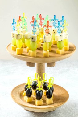 İki çeşit peynir ve üzüm ile kanepe 