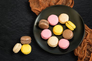 Siyah plaka üzerinde farklı acıbadem kurabiyesi 