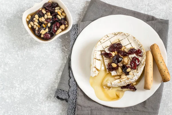 Pişmiş brie peyniri kurutulmuş cranberries ve fındık sos ile 