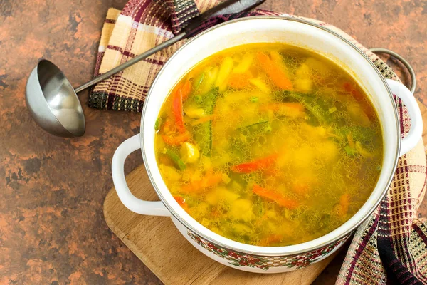 Свежеваренный летний овощной суп в эмалевой кастрюле — стоковое фото