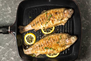 Tavada iki alabalık ızgara 