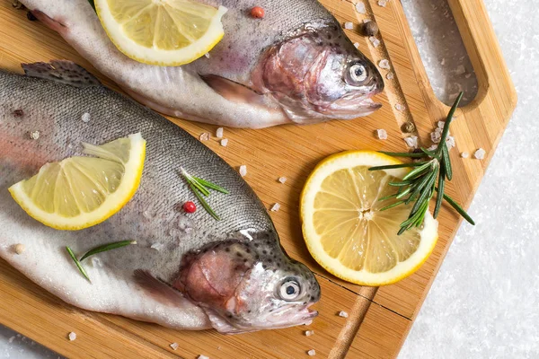 Duas trutas frescas e ingredientes para cozinhar — Fotografia de Stock