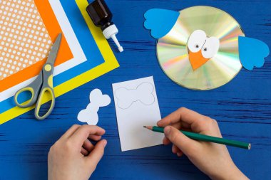 Çocuk kuş Cd. adım 9 yapar. 