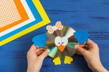 Çocuk kuş Cd. adım 15 yapar. 