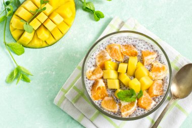 Chia puding ile Hindistan cevizi sütü, mango ve mandarin 
