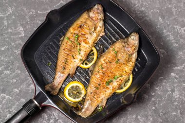 Tavada iki alabalık ızgara 