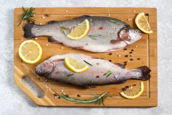 Två färska öring och ingredienser för matlagning — Stockfoto