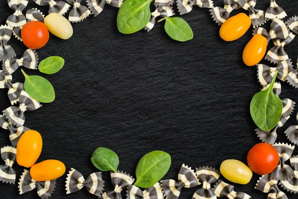 Zweifarbige Farfalle-Nudeln, Kirschtomaten und Spinat — Stockfoto