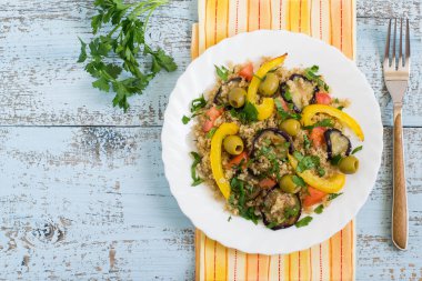 Kızarmış patlıcan ve biber, domates, zeytin, parsl ile Quinoa