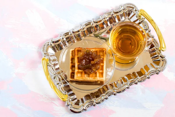 Morgentee-Party: grüner Tee, frische Waffeln mit Marmelade — Stockfoto