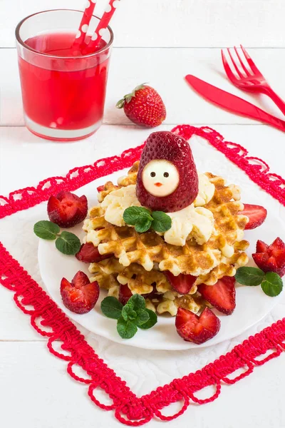 Obleas con queso crema y fresas en forma de muñeca divertida — Foto de Stock