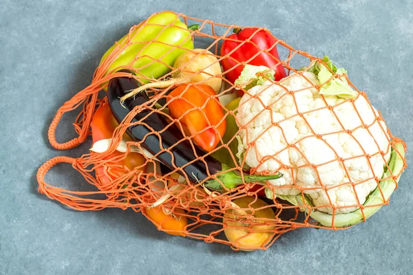 Sträng väska med färska ekologiska grönsaker från gården — Stockfoto