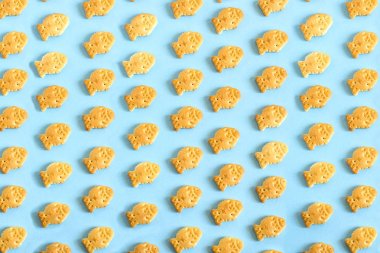 Bisküvi mavi zemin üzerine küçük balık şeklinde. Çok küçük balık satır düzenlenir. Gıda arka plan