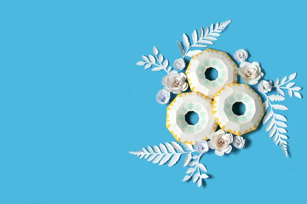 종이 도넛 , 흰 꽃 과 잎 — 스톡 사진