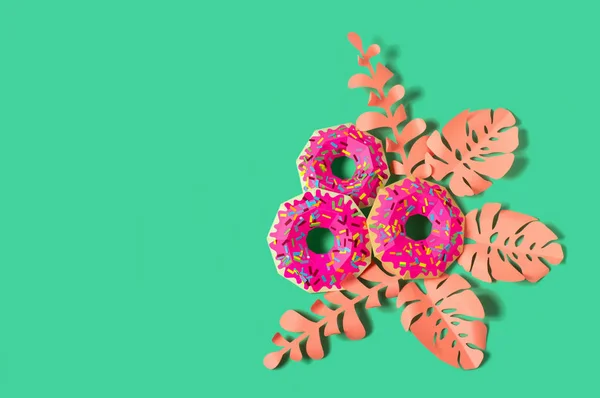 분홍색 종이 도넛 과 분홍색 잎 — 스톡 사진