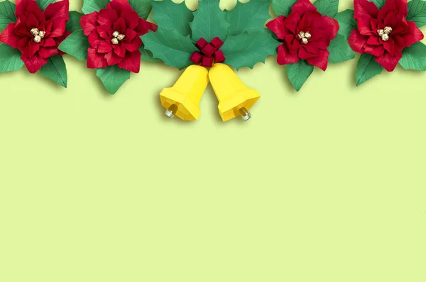 Slinger van papier poinsettia bloemen en kerstklokken — Stockfoto