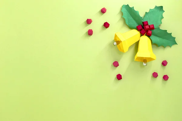 Papieren kerstklokken met hulsttak — Stockfoto