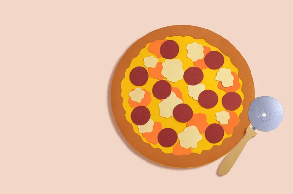Papel Pepperoni pizza e faca de pizza — Fotografia de Stock
