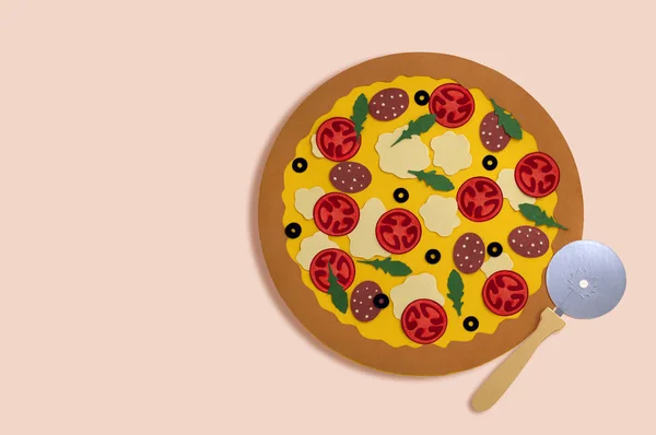 Paper pizza with sausage, olives and pizza knife / — 스톡 사진