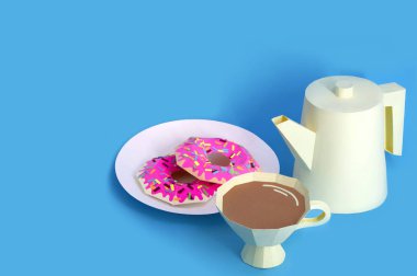 Kâğıt kahve demliği, kahve ve çörek. 