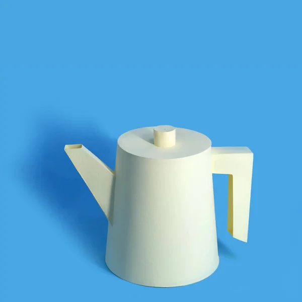 Cafetière en papier sur fond bleu — Photo