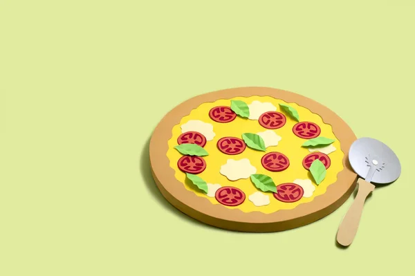 Pizza papierowa Margherita i nóż — Zdjęcie stockowe