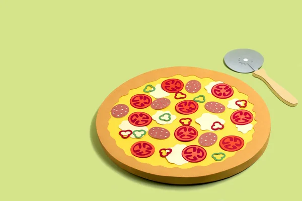 Pizza de papel con salchicha y cuchillo de pizza —  Fotos de Stock