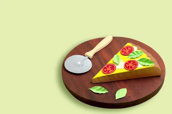 Trozo de pizza de papel Margherita y cuchillo de pizza — Foto de Stock