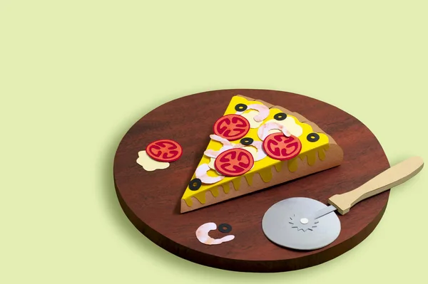 Papel mariscos pizza y cuchillo de pizza — Foto de Stock