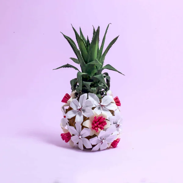 Ananas decorato con fiori di carta — Foto Stock