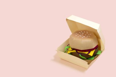 Kağıt hamburger kutuda. 