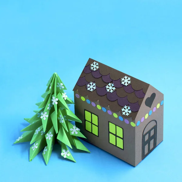 Paper gingerbread house and Christmas tree — Stock Photo, Image