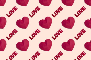 Kağıt kalpli ve sevgi dolu güzel bir tatil geçmişi var. 